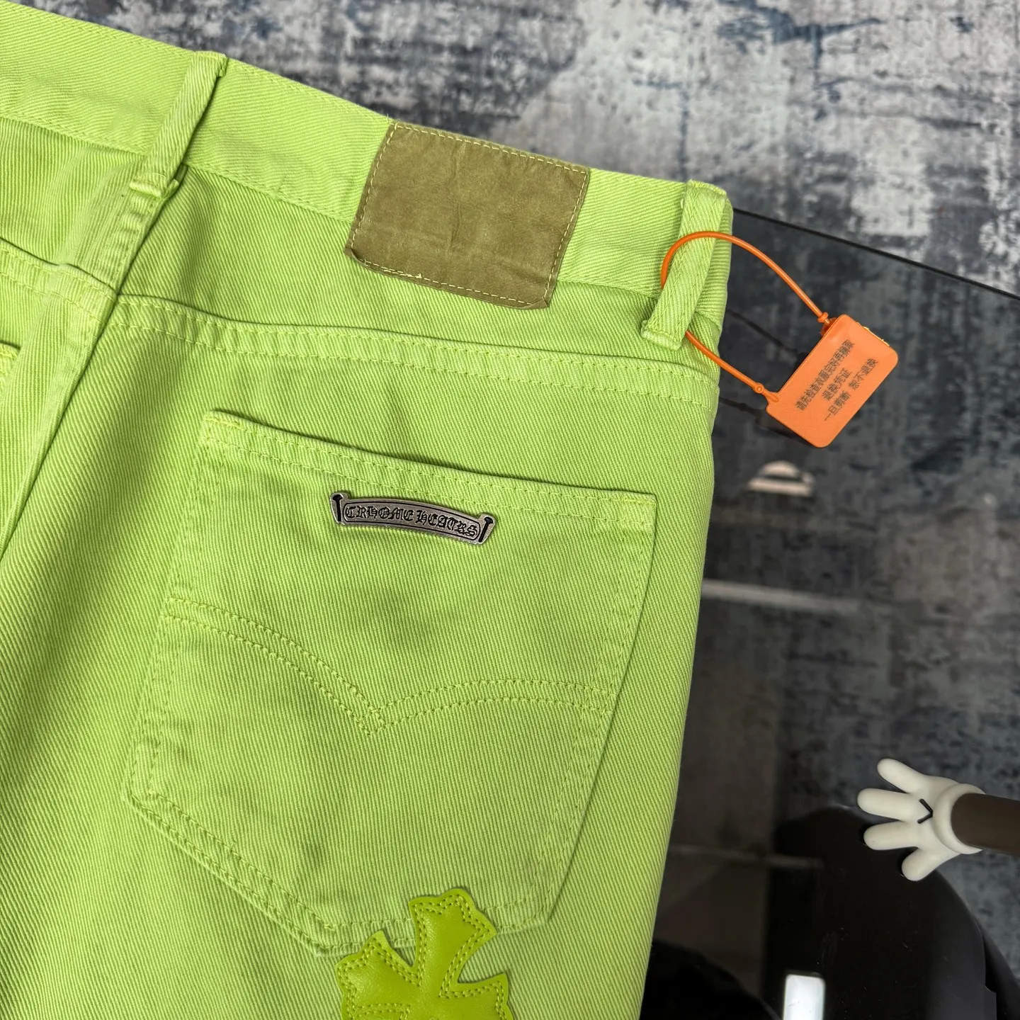 P260 Chrome hearts CH green cow king Yang Mi's same style sex recods limited green cow jeans. Really restores the ultimate texture of Vintage. Italian special cowhide print and cut. Customized sheepskin three-layer thick line leather. The whole is spliced in heavy water washing process. Craftsmen hand-splash ink. You can see the details. Three-dimensional cutting version. Loose and comfortable. Not picky about the figure. Makes taller and slimmer. Seiko factory. Original quality control. Same style for men and women. Can be matched with couples. Versatile recommendation. Essential jeans for all seasons Color: Green Size: S-XL